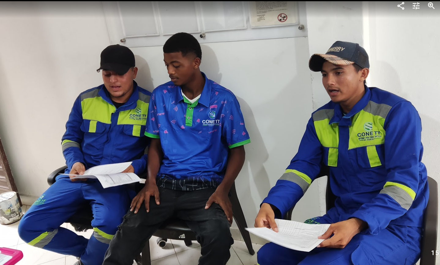 Tres de nuestros ténicos en una capacitación